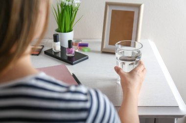 Kadın masada taze su ile