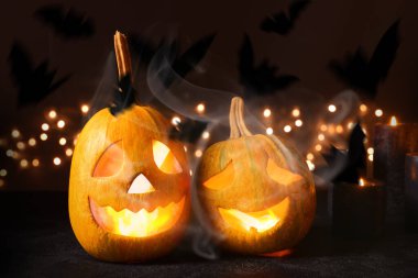 Karanlık arka planda Cadılar Bayramı balkabakları