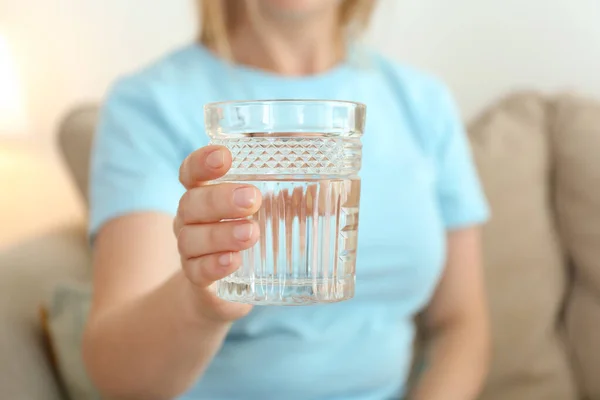 在家里喝了一杯淡水的女人，特写镜头 — 图库照片