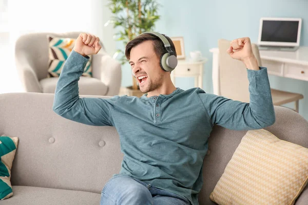 Handsome man listening to music at home — Stock Photo, Image
