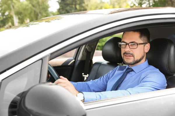 Uomo d'affari di successo alla guida di auto moderne — Foto Stock