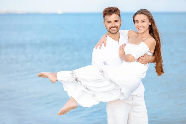 Casal feliz no resort do mar — Fotografia de Stock