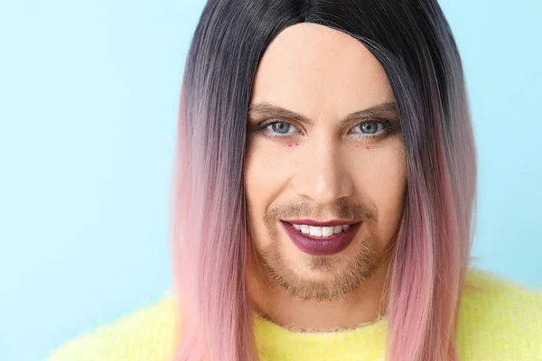 Портрет молодої трансгендерної жінки на кольоровому фоні — стокове фото