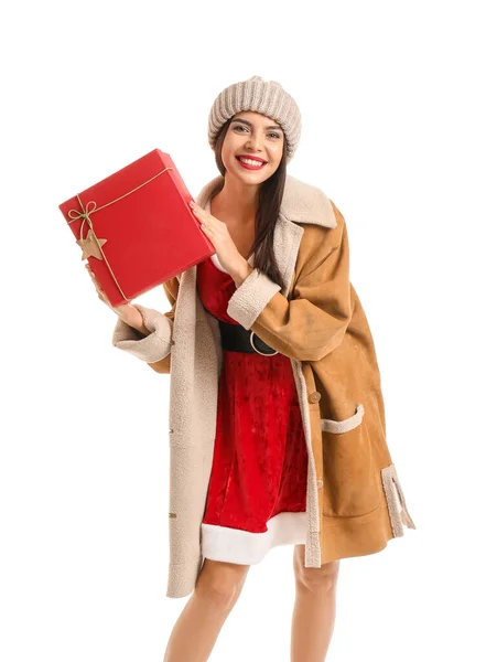 Hermosa mujer joven en traje de Santa Claus y con regalo sobre fondo blanco —  Fotos de Stock