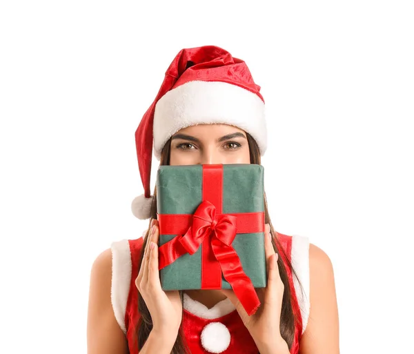 Mooie jonge vrouw in Santa Claus kostuum en met cadeau op witte achtergrond — Stockfoto