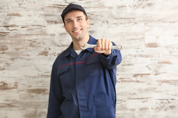 Mecánico de coche masculino sobre fondo de madera — Foto de Stock