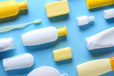 Renk arka planında kişisel hijyen için aksesuarlar ve kozmetikler