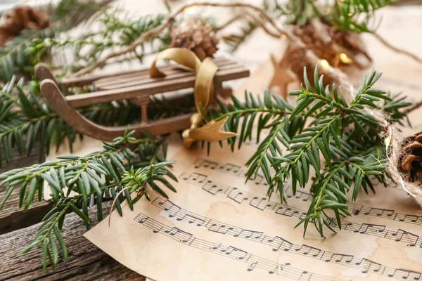 Composición navideña con notas musicales sobre mesa de madera —  Fotos de Stock