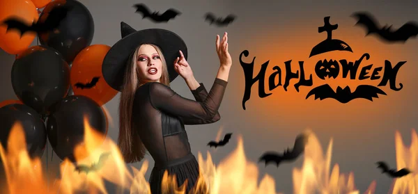 Mooie vrouw gekleed als heks voor Halloween op grijze achtergrond — Stockfoto