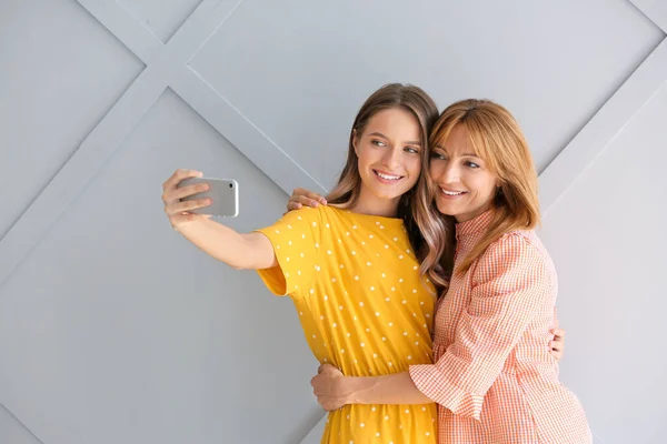 Happy mother and daughter taking selfie at home — Stock Photo, Image