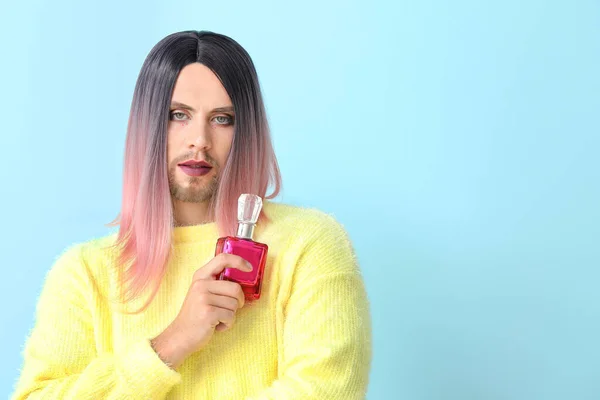 Retrato de jovem transgênero mulher com perfume sobre fundo de cor — Fotografia de Stock
