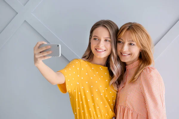 Happy mother and daughter taking selfie at home — Stock Photo, Image