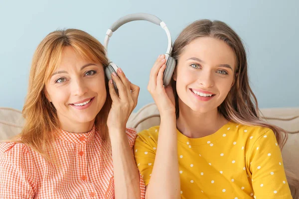 Happy mother and daughter listening to music at home — Stock Photo, Image