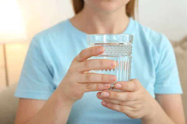 Frau mit Glas Frischwasser zu Hause, Nahaufnahme — Stockfoto