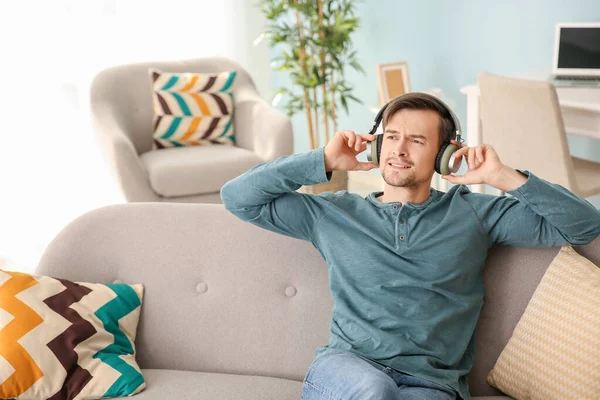 Handsome man listening to music at home — Stock Photo, Image