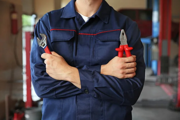 Muž mechanik v servisním středisku — Stock fotografie