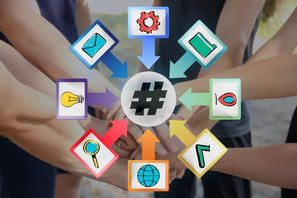 Különböző digitális ikonok hashtag szimbólummal és emberek egymás kezét — Stock Fotó