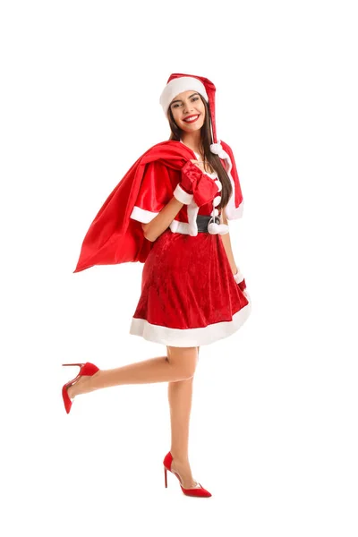 Bella giovane donna in costume di Babbo Natale in possesso di borsa con regali su sfondo bianco — Foto Stock