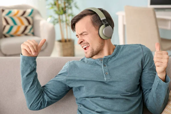 Handsome man listening to music at home — Stock Photo, Image