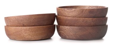 beyaz zemin üzerine ahşap plakalar