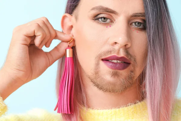 Retrato de mujer joven transgénero sobre fondo de color, primer plano — Foto de Stock