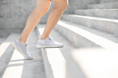 Açık havada çalışan sportif genç adam