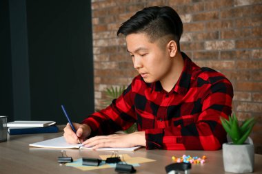 Asyalı öğrenci evde sınava hazırlanıyor