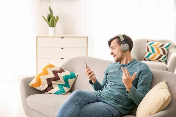 Handsome man listening to music at home — Stock Photo, Image