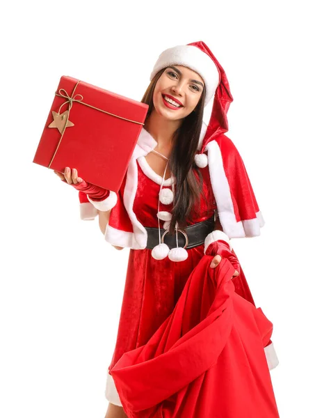 Belle jeune femme en costume de Père Noël tenant le sac avec des cadeaux sur fond blanc — Photo