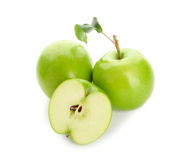 Świeże dojrzałe jabłka na białym tle — Zdjęcie stockowe