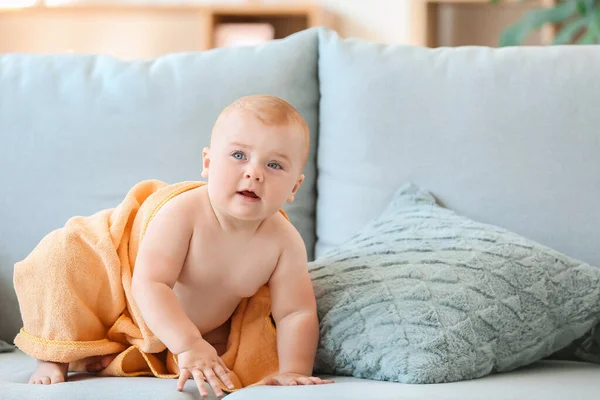 Lindo bebé después de bañarse en casa — Foto de Stock