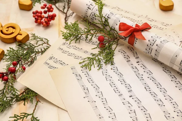 Composición navideña con notas musicales en la mesa —  Fotos de Stock