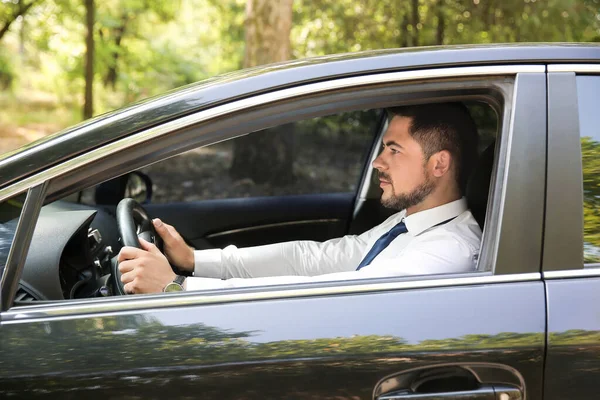 Uomo d'affari di successo alla guida di auto moderne — Foto Stock