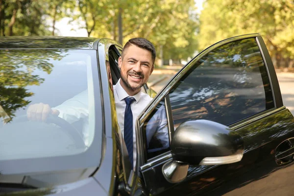 Erfolgreicher Geschäftsmann steigt aus modernem Auto — Stockfoto