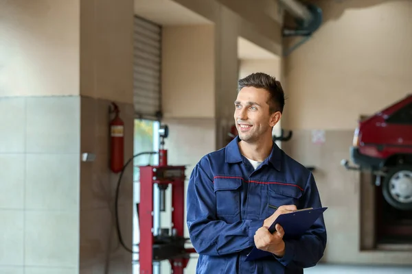 Male mechanic in car service center — Stock Photo, Image