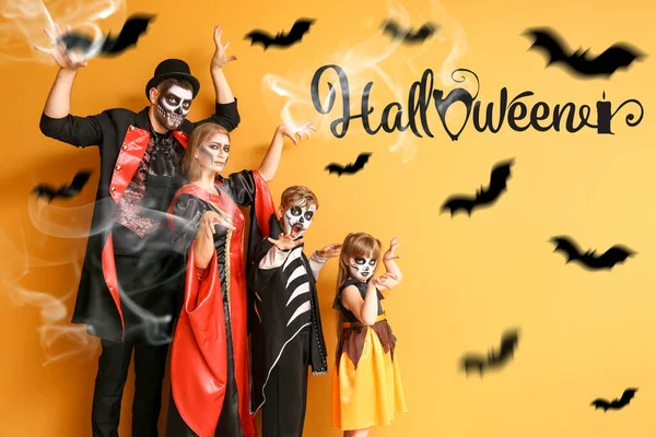 Család halloween jelmezek színes háttér — Stock Fotó