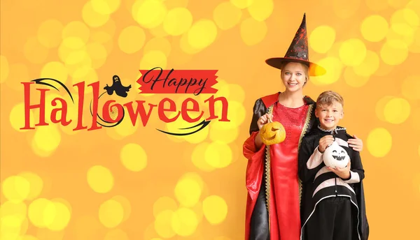 Anya kisfiúval Halloween jelmezek és sütőtök színes háttér — Stock Fotó