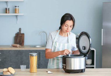 Evde çok ocak kullanarak güzel kadın