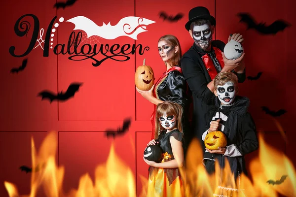 Família em trajes de Halloween e com abóboras em fundo de cor — Fotografia de Stock