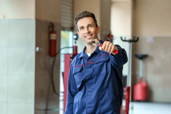 Male mechanic in car service center — Stock Photo, Image