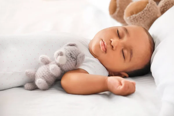 Lindo bebé afroamericano durmiendo en la cama — Foto de Stock