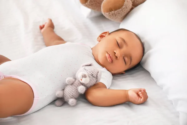 Bonito bebê afro-americano dormindo na cama — Fotografia de Stock