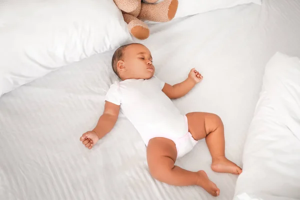 Bonito bebê afro-americano dormindo na cama — Fotografia de Stock