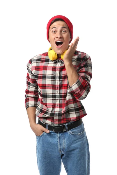 Porträt eines aufgeregten jungen Mannes mit Kopfhörern auf weißem Hintergrund — Stockfoto