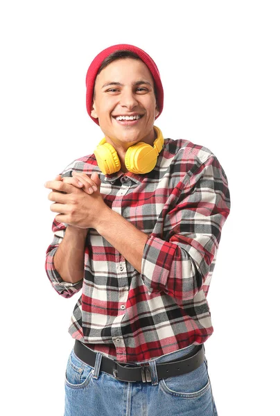 Porträt eines durchtriebenen jungen Mannes mit Kopfhörern auf weißem Hintergrund — Stockfoto