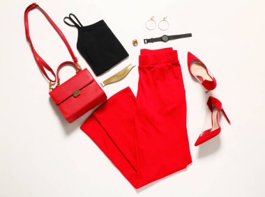 Beyaz arka planda şık aksesuarları olan modern kadın görünüşü