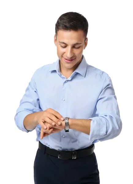 Portret van knappe jonge zakenman op zoek naar horloge op witte achtergrond — Stockfoto