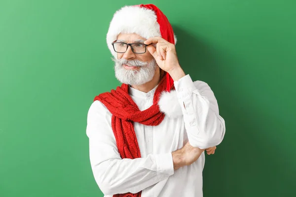 Портрет стильного Санта-Клауса на цветном фоне — стоковое фото