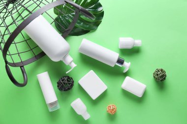 Renk arka planında kişisel hijyen için kozmetik ürünleri