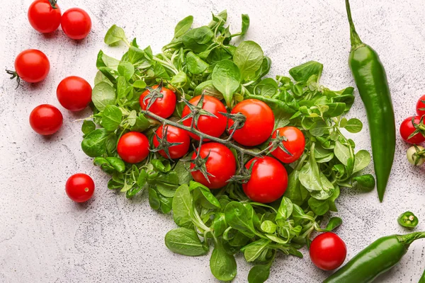 Tomates frescos, chile y hierbas en mesa ligera — Foto de Stock